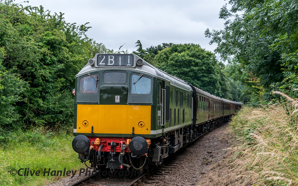 D5185 approaches the foot crossing north of Leicester on the single track section.