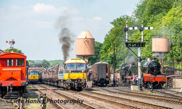 47712 sets off from Bewdley