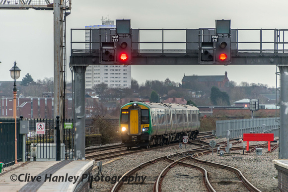 A London Midland service from Stratford upon Avon to Stourbridge Junction approaches Moor Street.