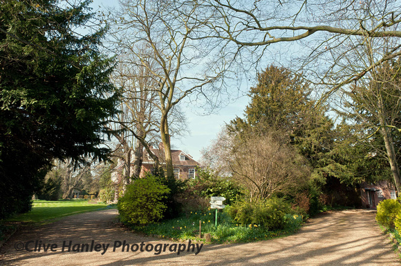 The entrance drive to Wellesbourne Hall