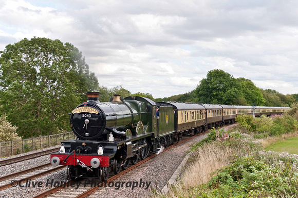 With Bob Meanley on the footplate 5043 rounds the curve at Hatton