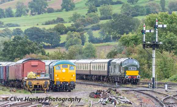 I began my visit at Winchcombe where D5081 & 37215 were collecting carriages from the sidings.