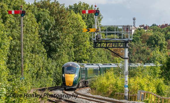 Framed by semaphore signals the 8.22 London Paddington to Hereford train rounds the curve to Foregate Street.