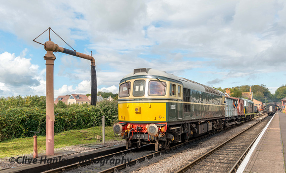 Class 33 no D6566 was top n tail with the Hymek. It was heading back out to continue the training.