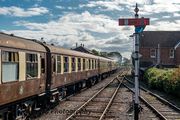 with 7828 having departed 7752 had propelled The Quantock Belle carriages into the station.