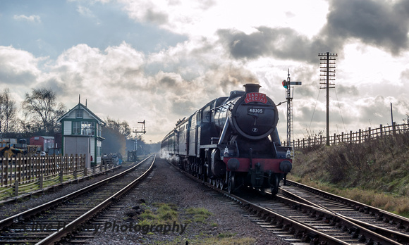 Stanier 8F 48305 arrives at Quorn station from Leicester