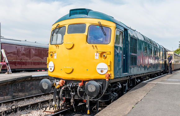 D5343 was waiting to head north once the line was cleared by the Hymek.