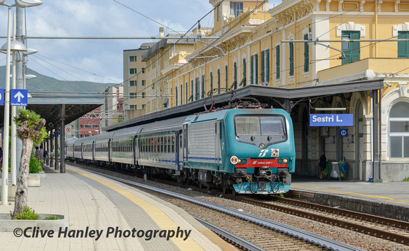 Yet another train arrives at Sestri L. This time into platform 1