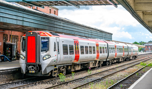 Unit 197105 stands at platform 4 with the late running Shrewsbury to Holyhead 13.22.