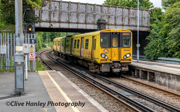 508104 rounds the curve into Birkenhead North station.