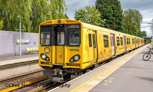 507015 arrives at Maghull North. This will take me to Sandhills.
