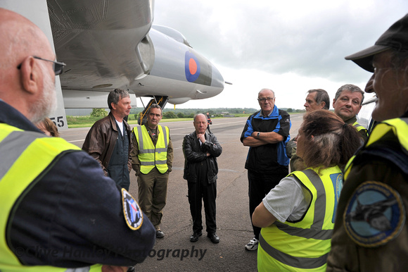 10.34am. Pilot Mike Pollitt gives a briefing to the ground crew prior to the first taxy run.