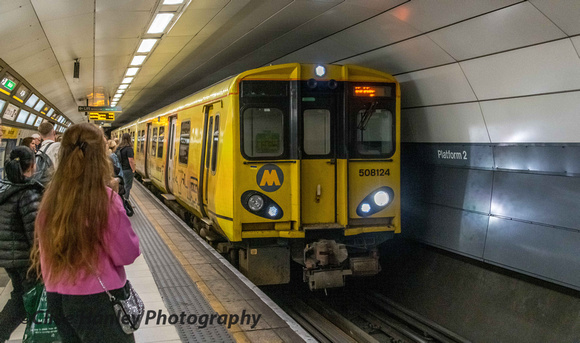 508124 arrives at Moorfields high level.