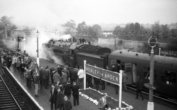Britannia Class 4-6-2 no 70004 William Shakespeare  stops at Henley in Arden on 12 November 1966.