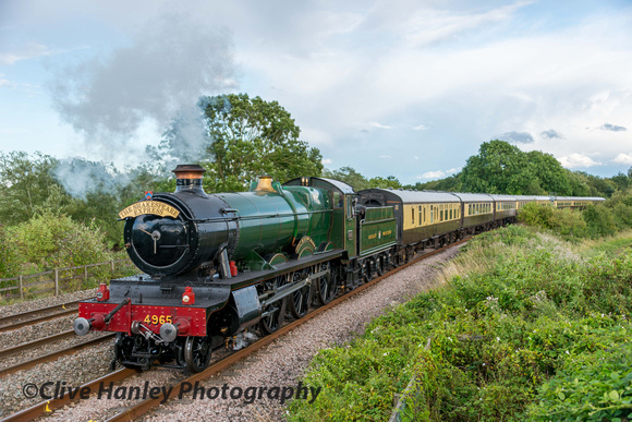 The sun was well hidden when 4965 Rood Ashton Hall finally rounded the curve with the 2hr late running Shakespeare Express.