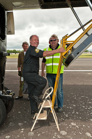 The 655 crew are always looking to make the work of the flight crew easier. Here, vertically challenged, Barry Masefield gets some extra help.